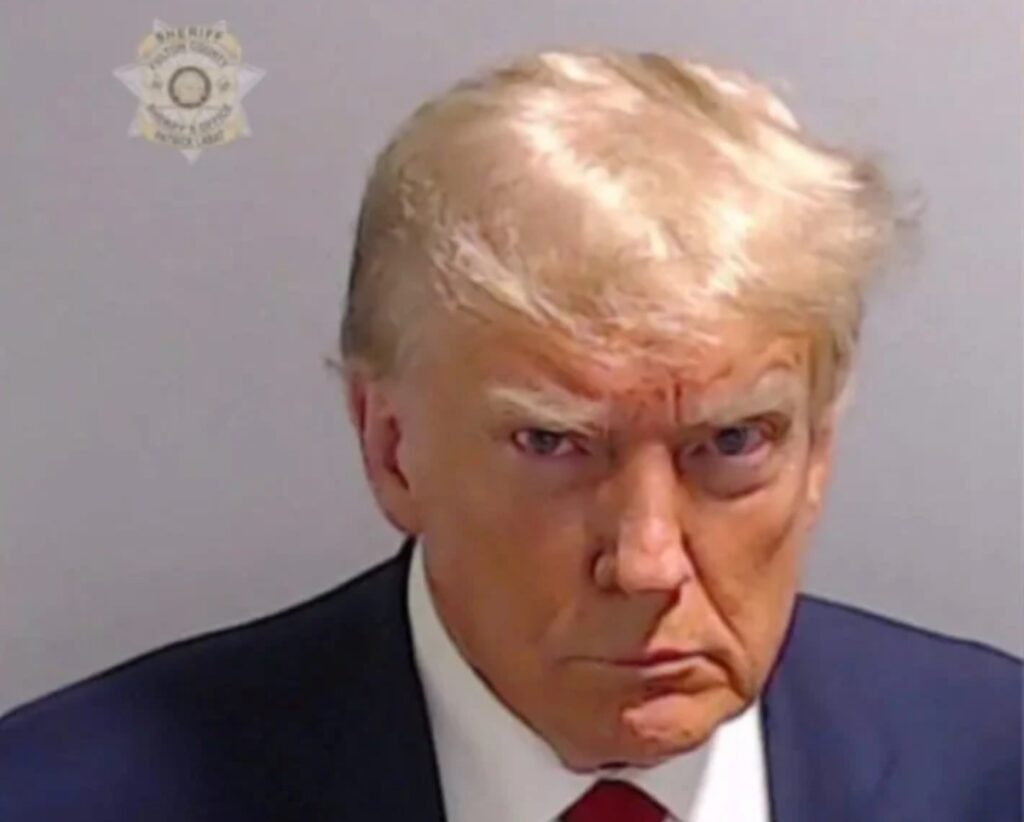 El retrato oficial de Donald Trump, similar a su foto policial