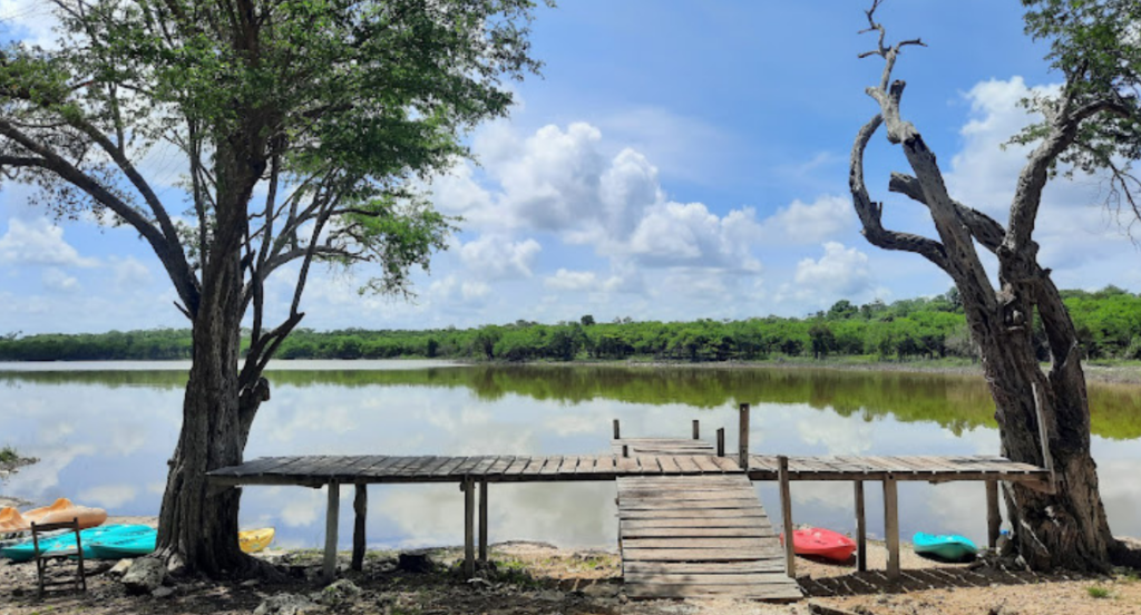 Aventuras en Yucatán: explora la Laguna Nachi Cocom y el cenote Aka'ab Che'en